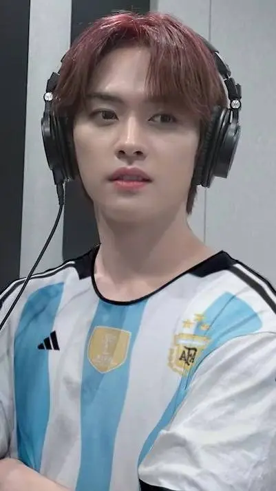 ai character: ★Minho★ background