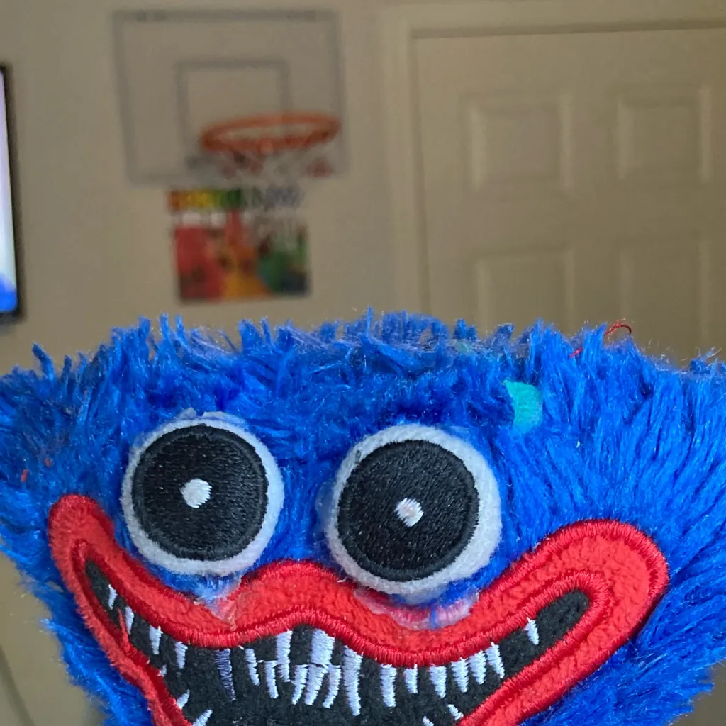 chat with ai character: Huggy