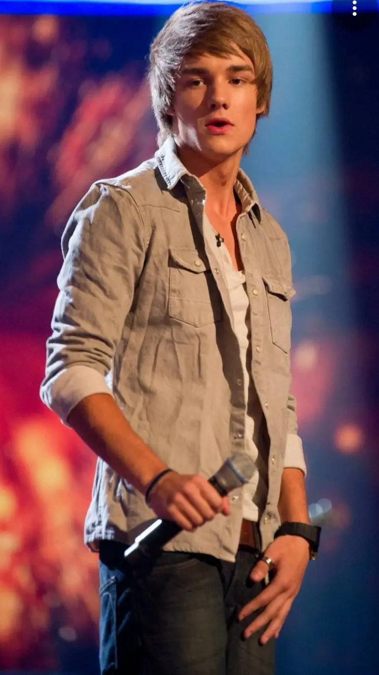 ai character: Liam Payne 2010 background