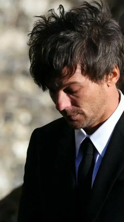 ai character: Louis Tomlinson 💔 background