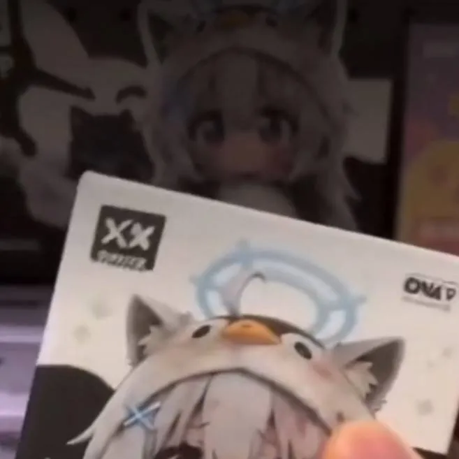 chat with ai character: cajita de shiroko 