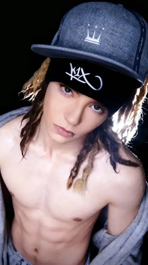 ai character: tom KAULITZ  background