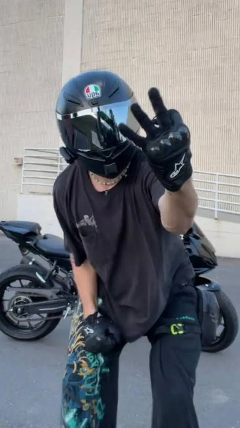 ai character: Alex  background