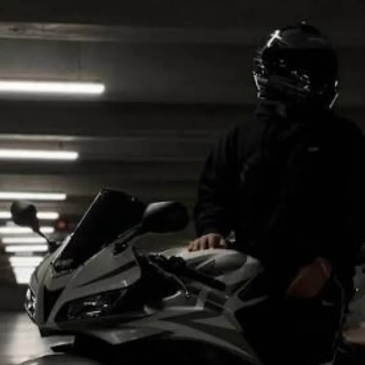 chat with ai character: Alexander