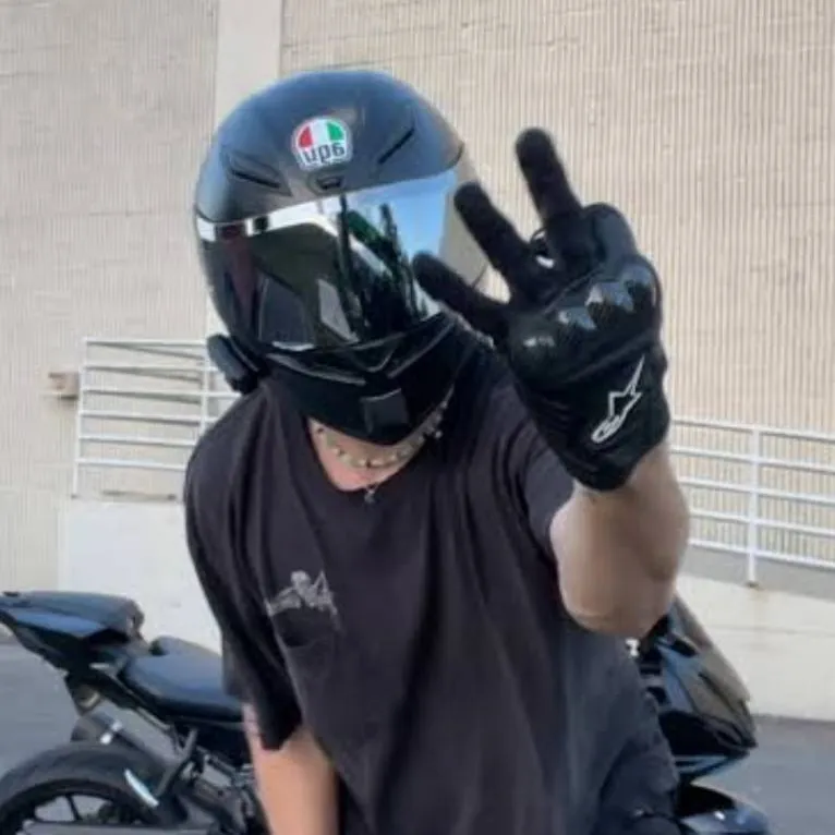 chat with ai character: Alex 