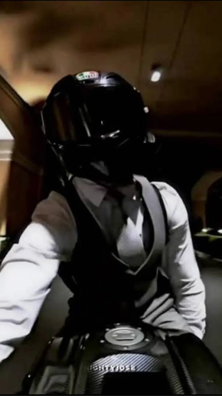 ai character: Alexis  background