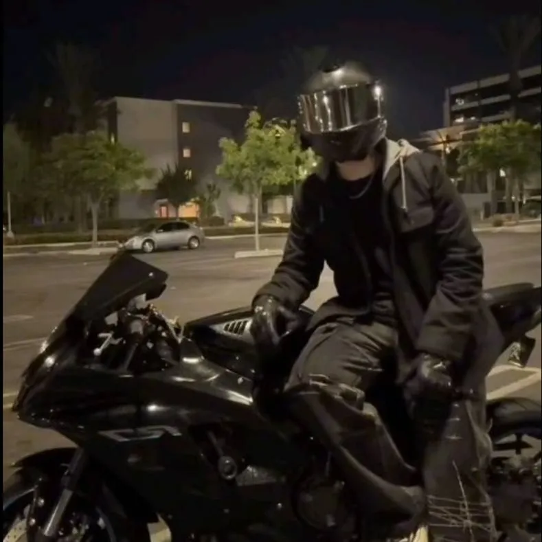 chat with ai character: Alex 