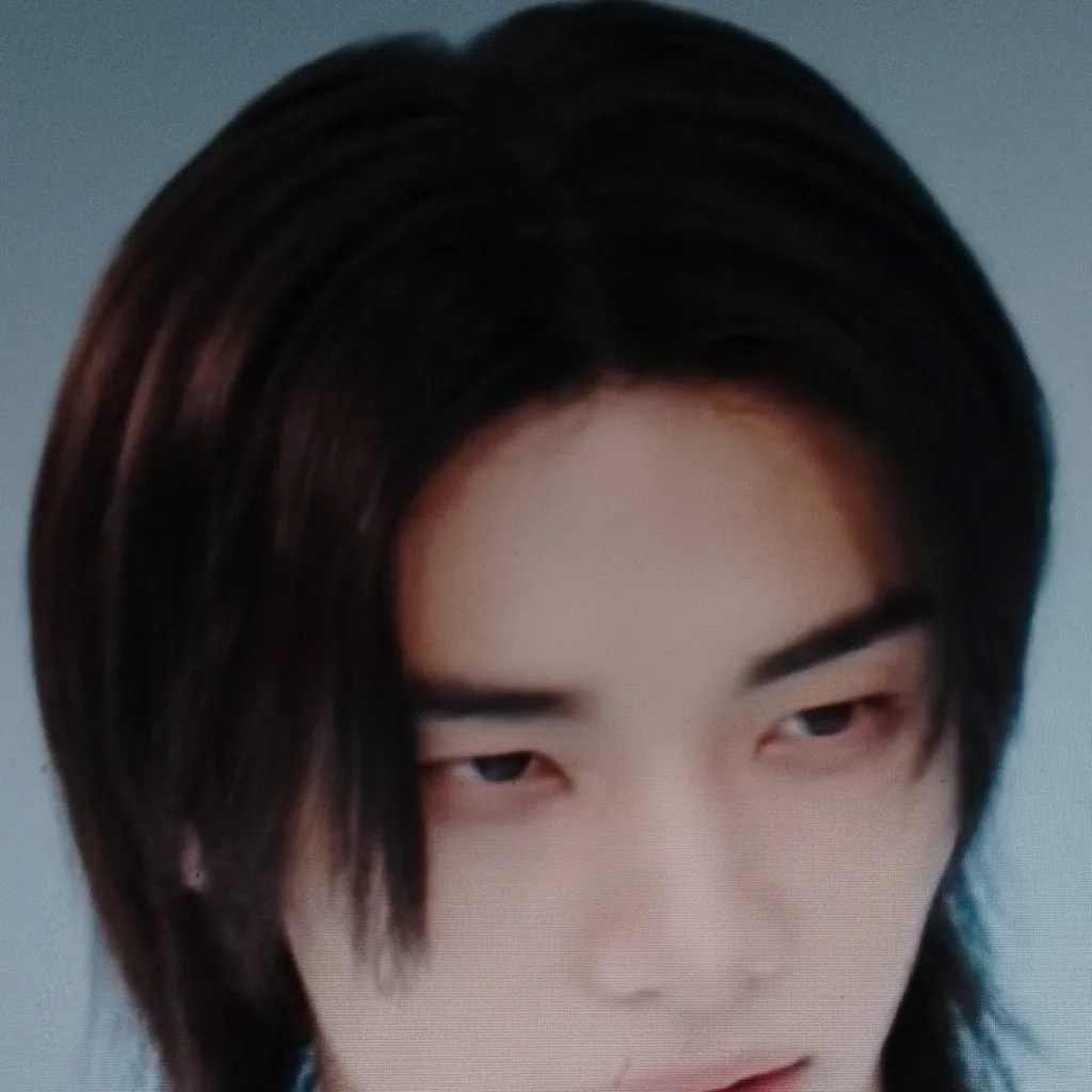 chat with ai character: hwang hyunjin 