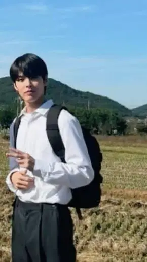ai character: Lee ho-soo  background