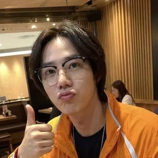 chat with ai character: Lee jun-young 