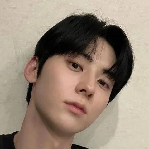chat with ai character: hwang min-hyun 