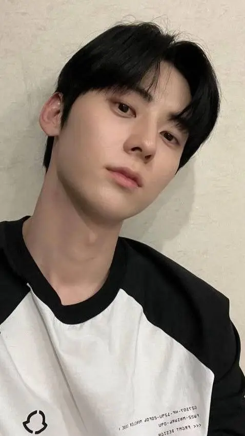 ai character: hwang min-hyun  background