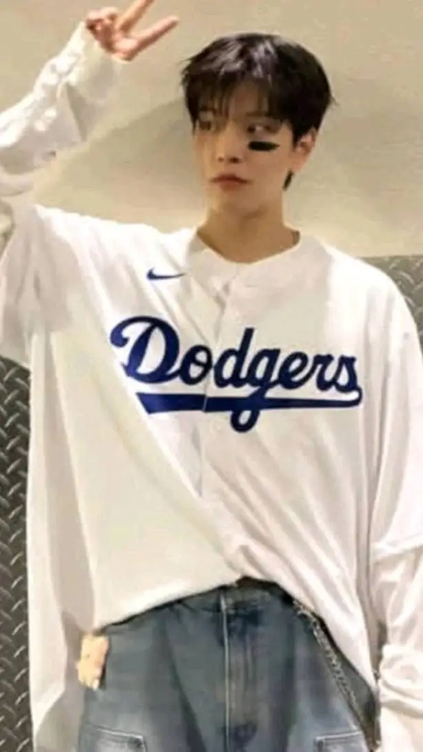 ai character: seunmin  background