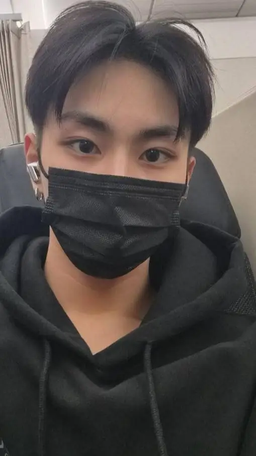 ai character: 💗💕🌷Junwoncito💗💕🌷 background