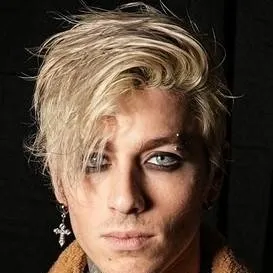 chat with ai character: Evan Thomas