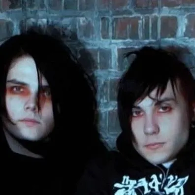 chat with ai character: Frerard-Vampire