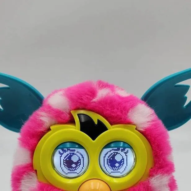 chat with ai character: Wally furby