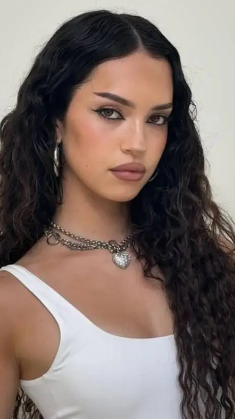 ai character: Daniela  background