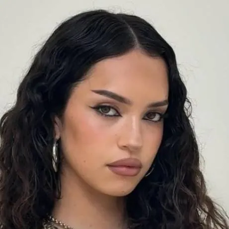 chat with ai character: Daniela 