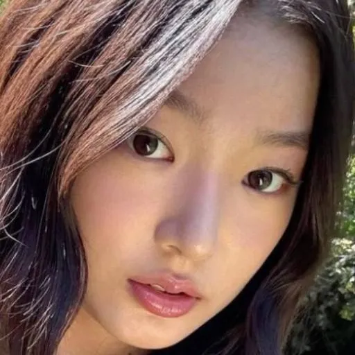 chat with ai character: yoonchae 