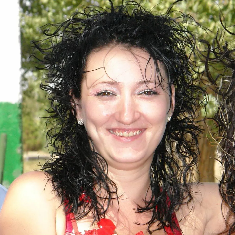 chat with ai character: лена