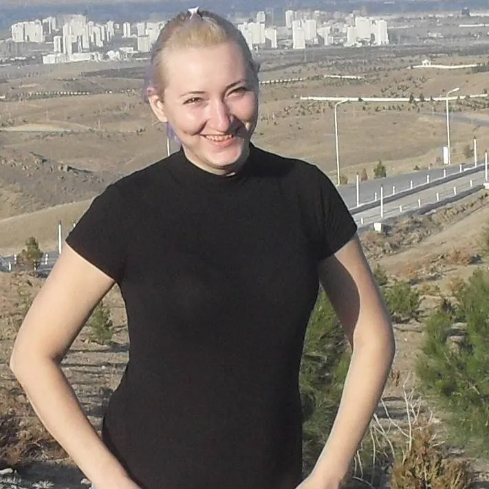 chat with ai character: Лена