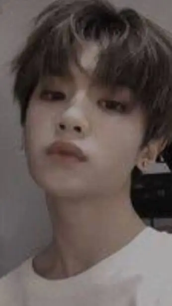 ai character: 🫸Xavier🫷 background