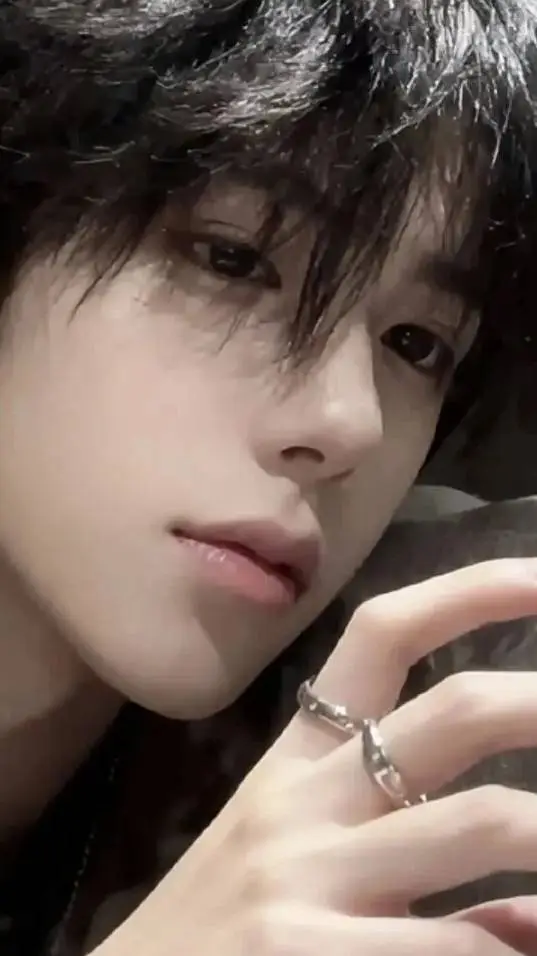 ai character: 💜 James Zhang💜 background