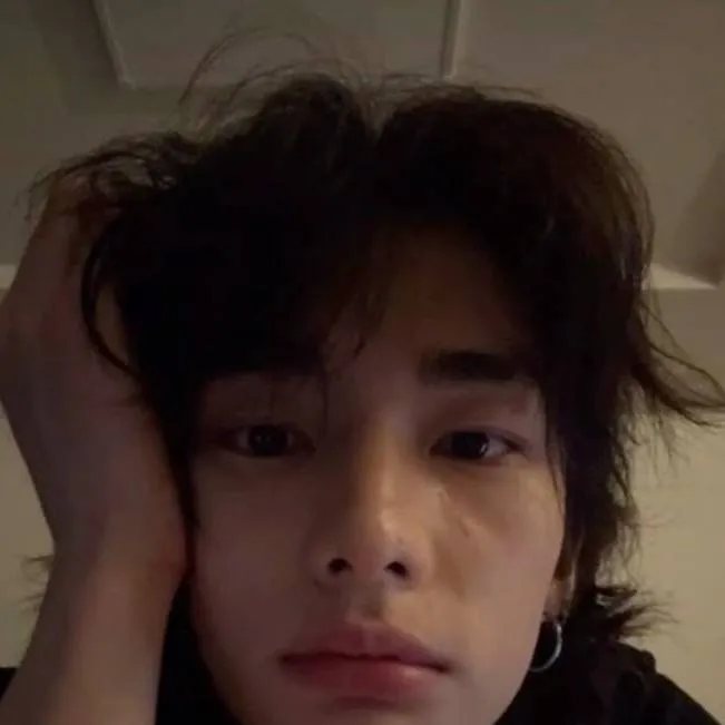chat with ai character: Hyunjin