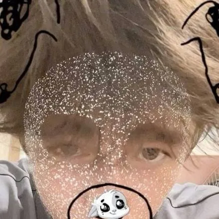 chat with ai character: максим