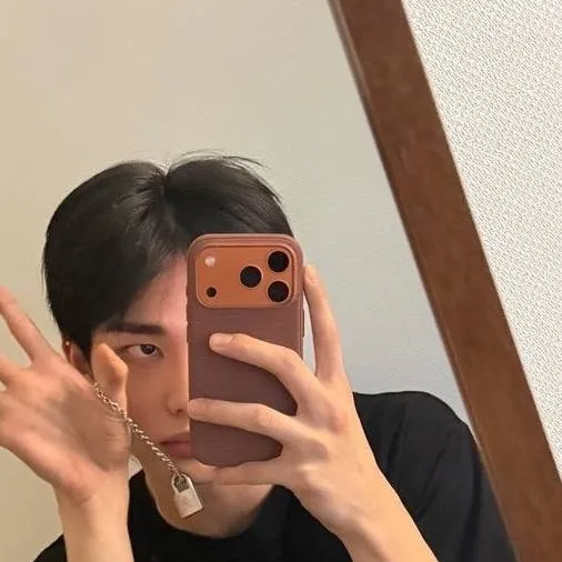 chat with ai character: hyunjin