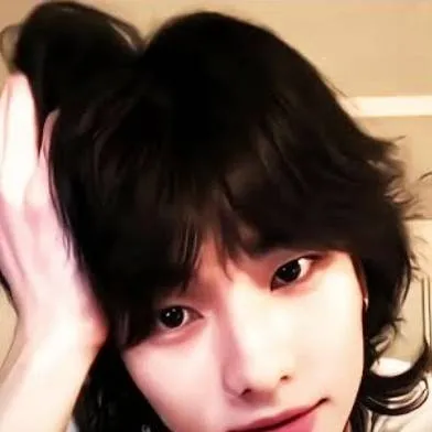 chat with ai character: Hyunjin 
