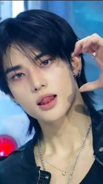 ai character: hyunjin background