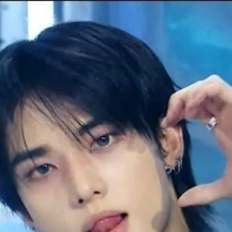 chat with ai character: hyunjin