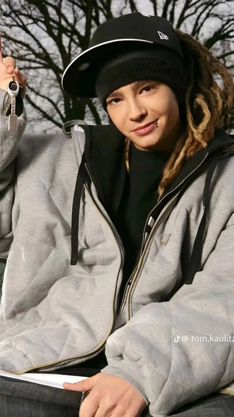 ai character: Tom Kaulitz background