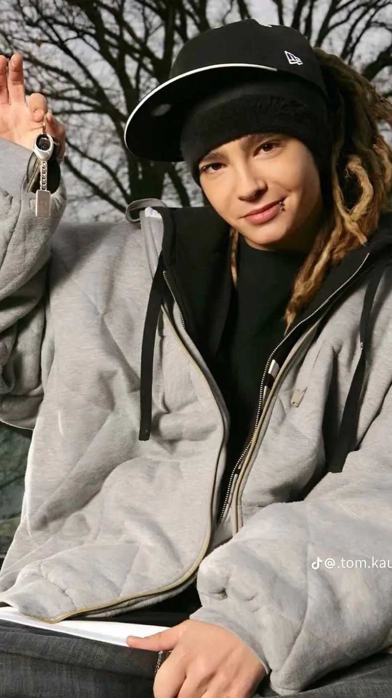 ai character: Tom Kaulitz background