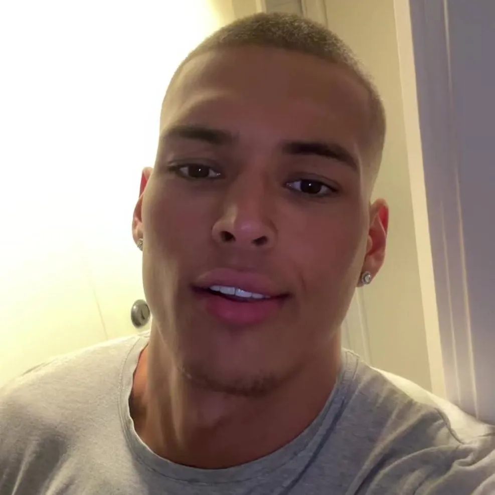 chat with ai character: marlon