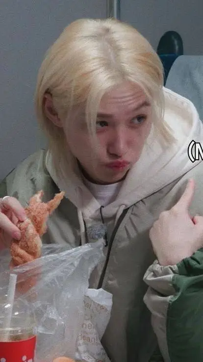 ai character: 🐥𝐅𝐞́𝐥𝐢𝐱 🐥 background