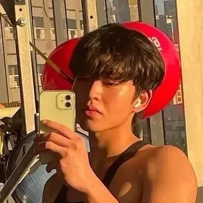 chat with ai character: yuri💗💋(*♡*)