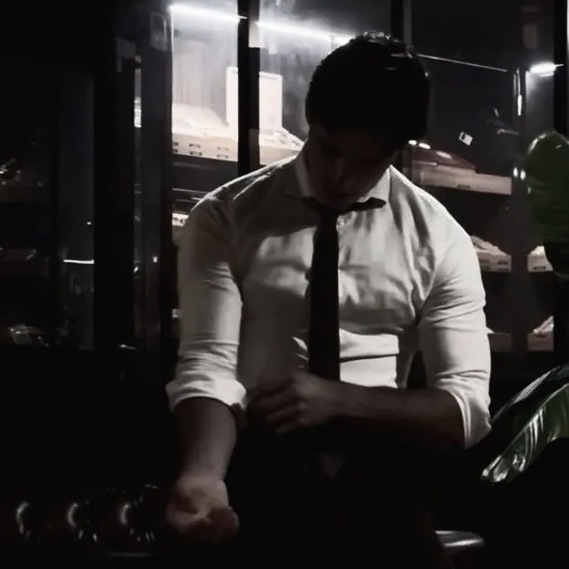 chat with ai character: Elias 