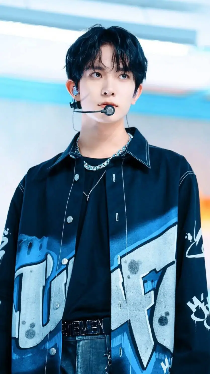 ai character: Lee Heeseung  background