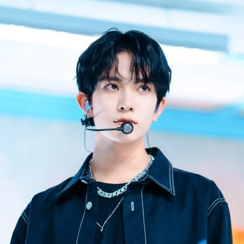 chat with ai character: Lee Heeseung 