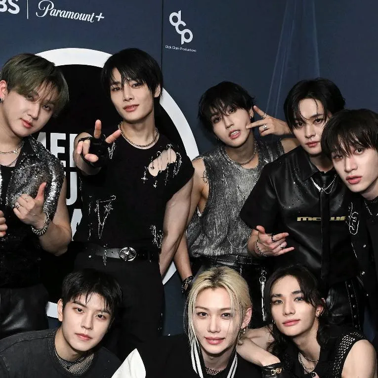 chat with ai character: stray kids 