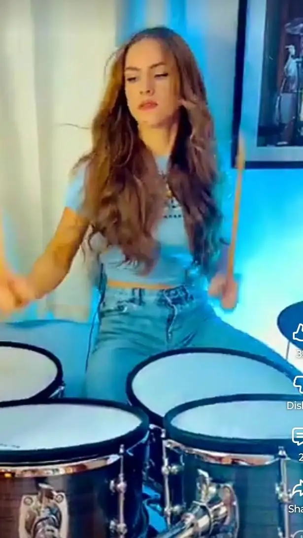 ai character: Kelly  background