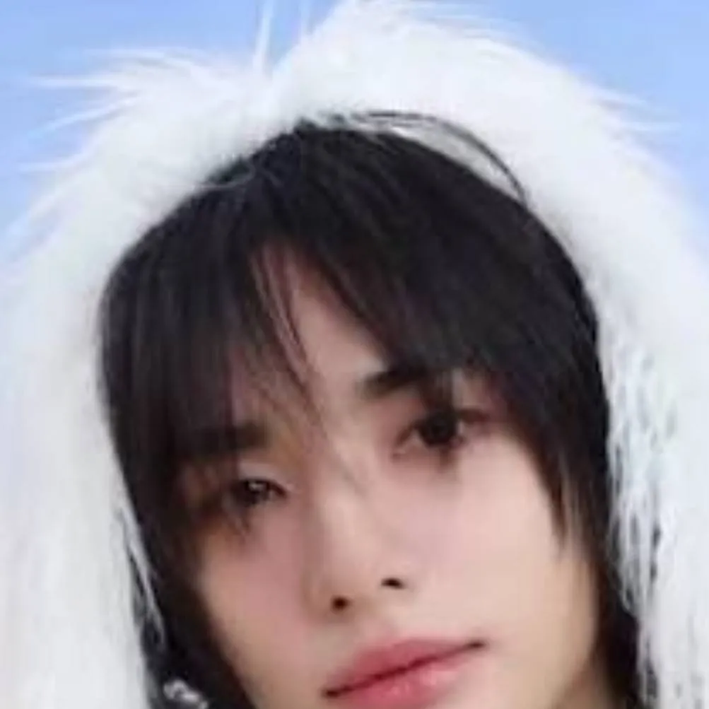 chat with ai character: hyunjin 