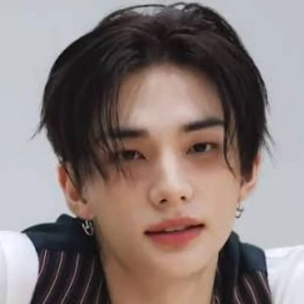 chat with ai character: hyunjin 