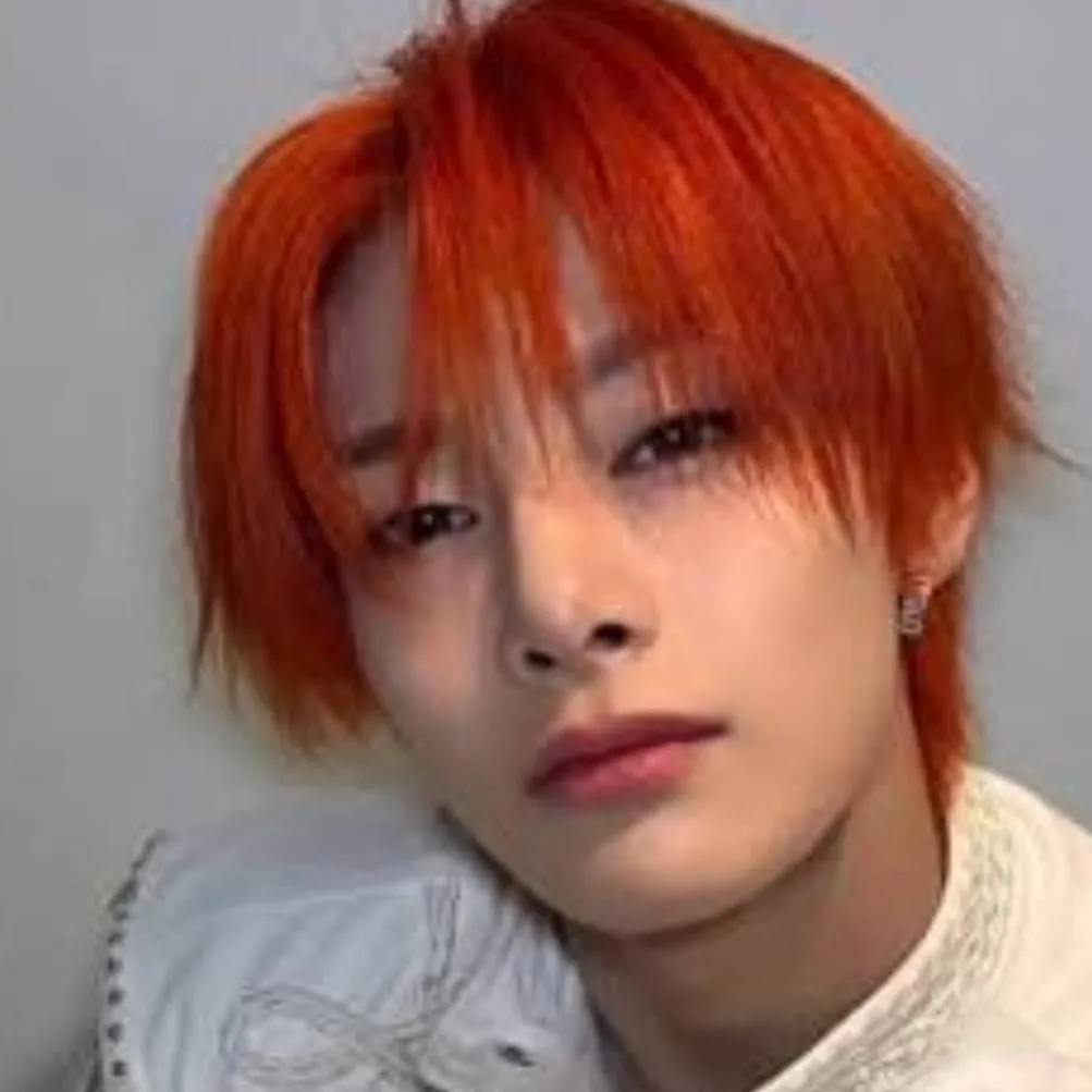 chat with ai character: jeongin 