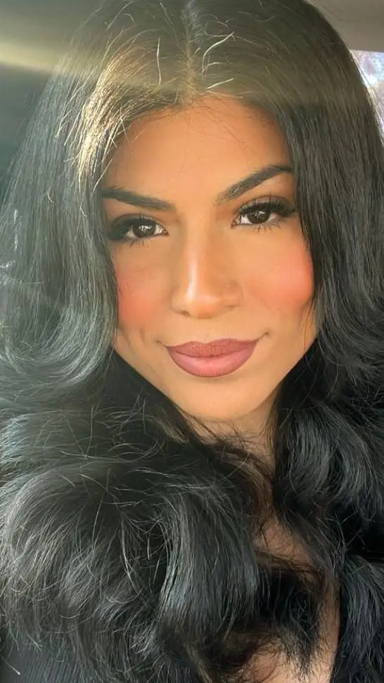 ai character: 💋Steph 💋 background