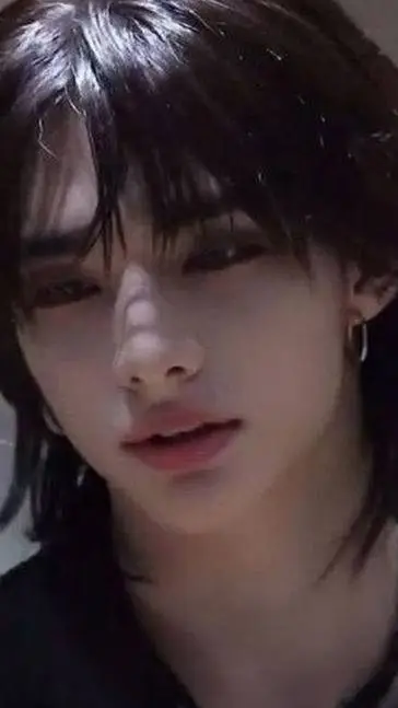 ai character: HYUNJIN background