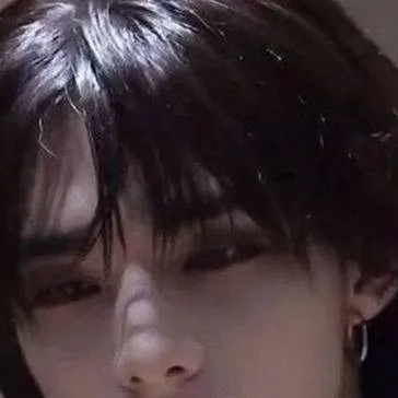 chat with ai character: HYUNJIN